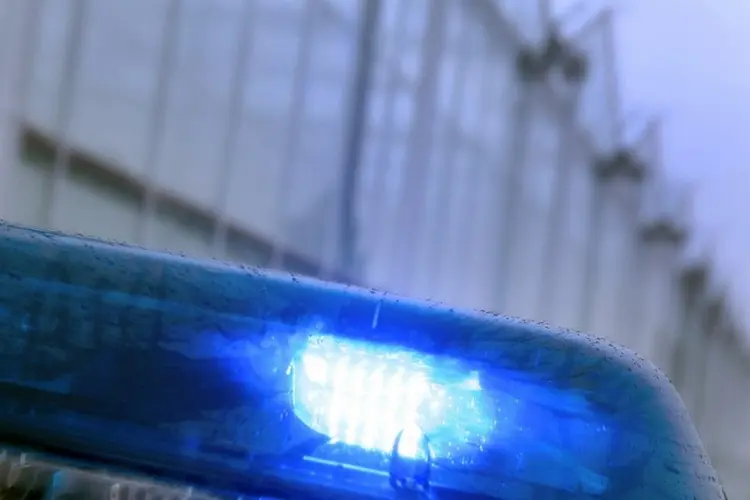 Bestuurder ongedeerd na auto te water in West-Graftdijk