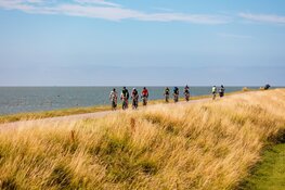 Zonnige dijkdag: ruim 1.600 fietsers genieten van jubileumeditie van de Ronde van de Westfriese Omringdijk