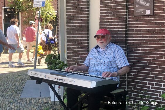Keyboardklanken Bert van der Steenhoven vullen historisch hofje in Alkmaar