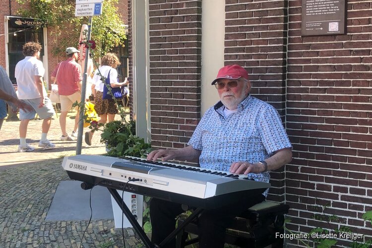 Keyboardklanken Bert van der Steenhoven vullen historisch hofje in Alkmaar