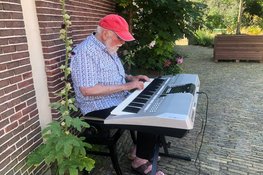 Keyboardklanken Bert van der Steenhoven vullen historisch hofje in Alkmaar