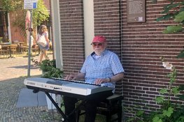 Keyboardklanken Bert van der Steenhoven vullen historisch hofje in Alkmaar