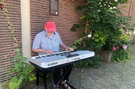 Keyboardklanken Bert van der Steenhoven vullen historisch hofje in Alkmaar