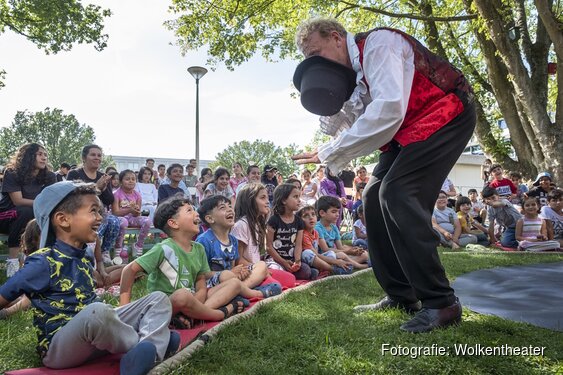 Wolkentheater bezorgt kinderen in asielzoekerscentra een magische circusdag