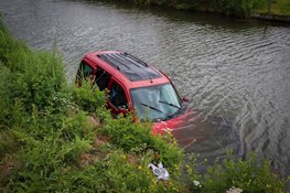 Voertuig te water langs N243 Stompetoren