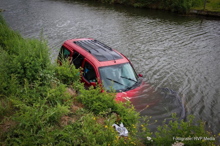 Voertuig te water langs N243 Stompetoren