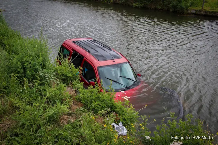 Voertuig te water langs N243 Stompetoren