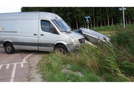 Auto bijna te water bij ongeval in Oterleek, veel schade
