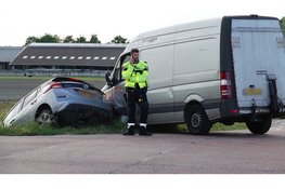 Auto bijna te water bij ongeval in Oterleek, veel schade