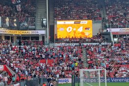 AZ overtuigt tegen tiental PSV en verovert Johan Cruijff Schaal