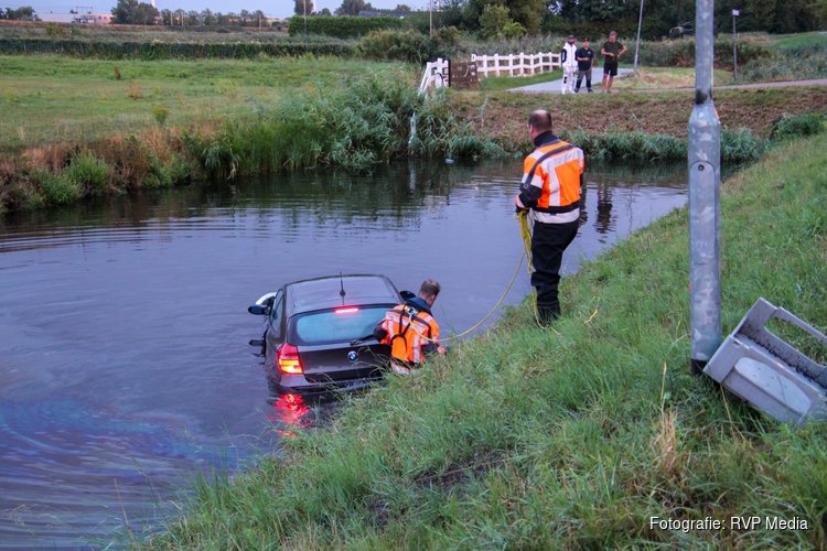 Auto te water langs Twuyverweg in Sint Pancras