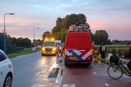 Auto te water langs Twuyverweg in Sint Pancras