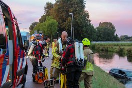 Auto te water langs Twuyverweg in Sint Pancras