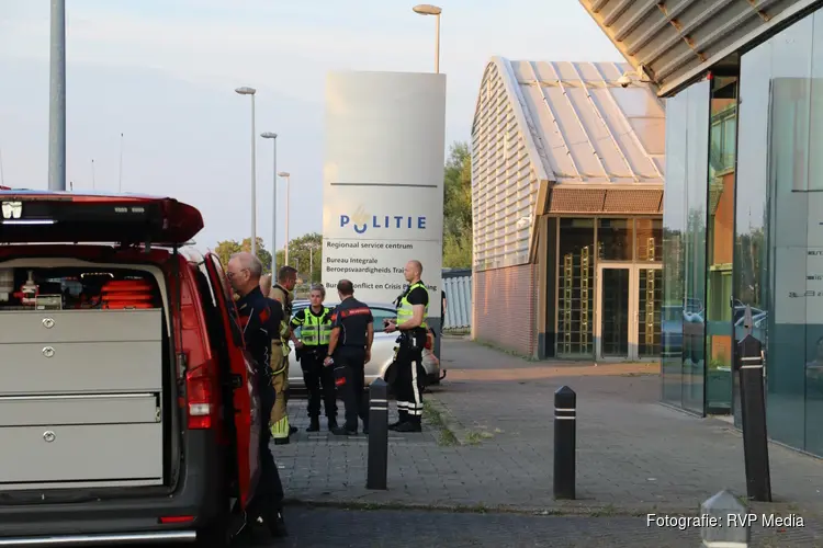 Agenten naar ziekenhuis na vreemde lucht op locatie van politie