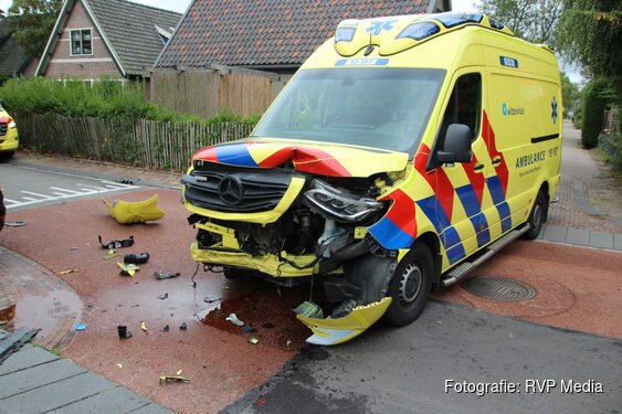 Ambulance zwaar beschadigd na ongeval met personenauto