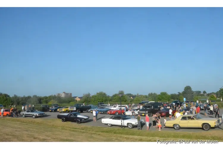 Autoliefhebbers treffen elkaar bij Strand van Luna tijdens Night Cruise Heerhugowaard