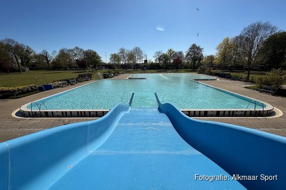 Nog &eacute;&eacute;n keer plonzen in het huidige buitenbad: Hoornse Vaart zoekt herinneringen van b