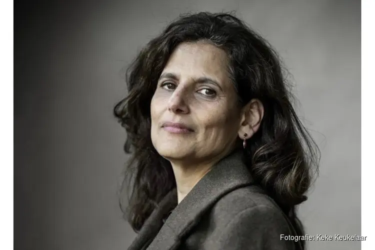 Journalist en schrijver Sheila Sitalsing in De Alkenaer