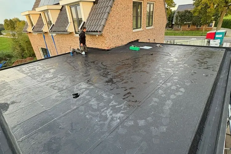 Lekkage aan je dak voorkomen, zo kom je droog de herfst door