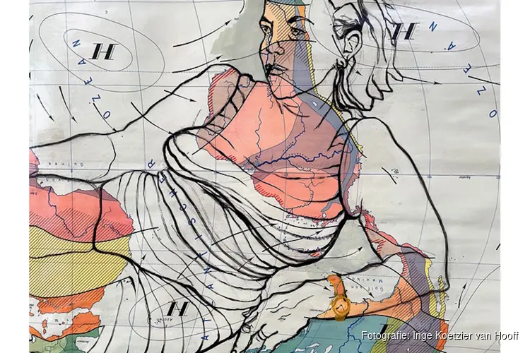 Expositie Kaart, schilderijen en tekeningen op vintage landkaarten van Inge Koetzier van Hooff, Yogallery Alkmaar, opening 9 oktober
