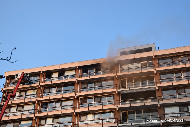 Grote brand op bovenste etage van flat in Alkmaar: Grip 1 afgekondigd