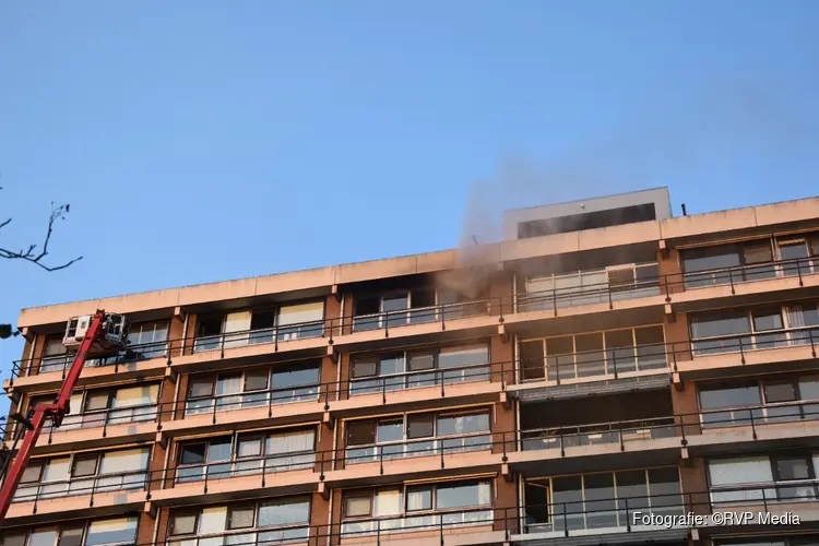 Grote brand op bovenste etage van flat in Alkmaar: Grip 1 afgekondigd