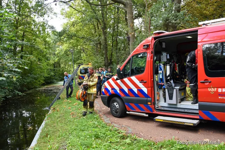 Brandweerduikers ingezet na vondst scooter in water in Alkmaar