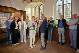 Wethouder Tineke Bouchier ontvangt eerste exemplaar nieuw bezoekersboek Grote Kerk