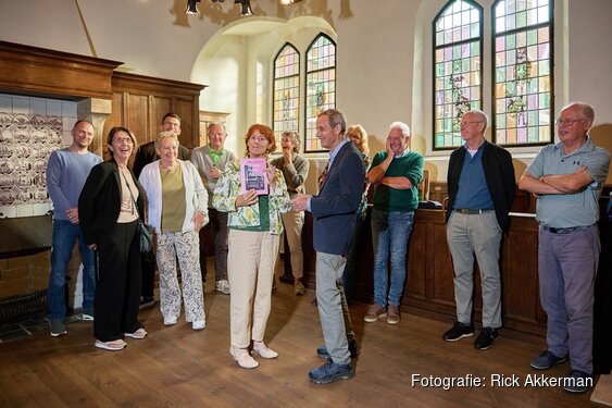 Wethouder Tineke Bouchier ontvangt eerste exemplaar nieuw bezoekersboek Grote Kerk