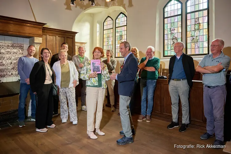 Wethouder Tineke Bouchier ontvangt eerste exemplaar nieuw bezoekersboek Grote Kerk
