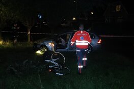 Auto crasht tegen boom en schampt fietser in Oudorp: bestuurder buiten bewustzijn