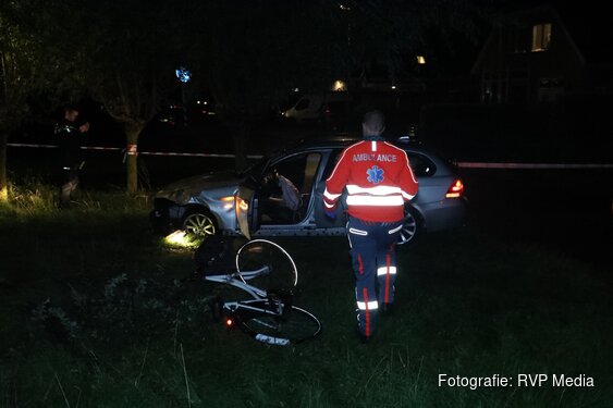 Auto crasht tegen boom en schampt fietser in Oudorp: bestuurder buiten bewustzijn