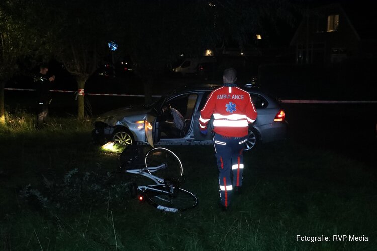 Auto crasht tegen boom en schampt fietser in Oudorp: bestuurder buiten bewustzijn