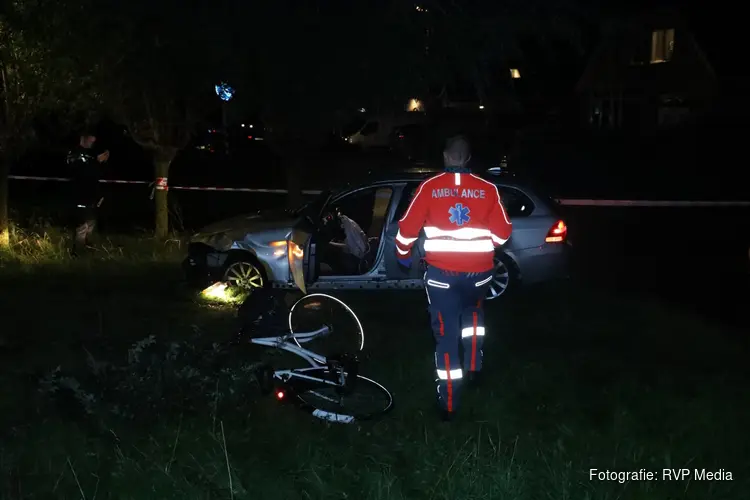 Auto crasht tegen boom en schampt fietser in Oudorp: bestuurder buiten bewustzijn