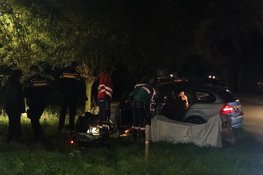 Auto crasht tegen boom en schampt fietser in Oudorp: bestuurder buiten bewustzijn