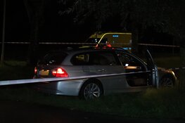 Auto crasht tegen boom en schampt fietser in Oudorp: bestuurder buiten bewustzijn