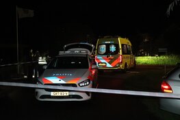 Auto crasht tegen boom en schampt fietser in Oudorp: bestuurder buiten bewustzijn