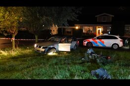 Auto crasht tegen boom en schampt fietser in Oudorp: bestuurder buiten bewustzijn