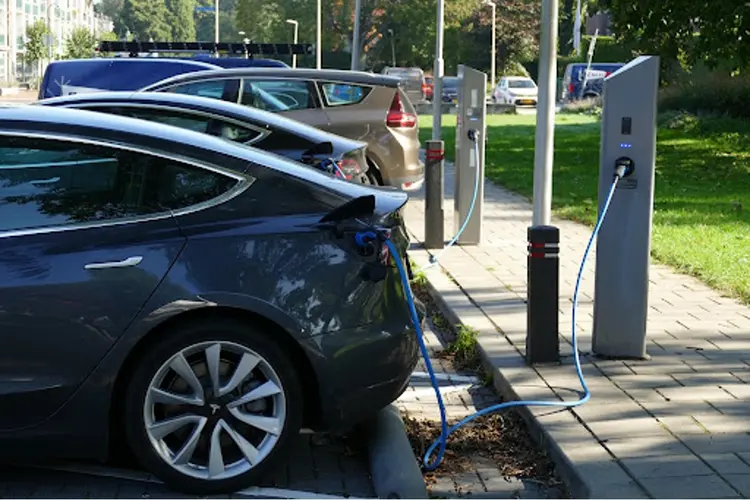 Elektrisch rijden in Alkmaar zonder eigen oprit: zo kom je toch aan een laadpunt