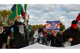 Veel ME aanwezig bij pro-Palestina-demonstratie rond AZ-stadion in Alkmaar
