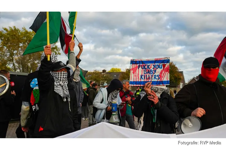 Veel ME aanwezig bij pro-Palestina-demonstratie rond AZ-stadion in Alkmaar