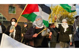 Veel ME aanwezig bij pro-Palestina-demonstratie rond AZ-stadion in Alkmaar