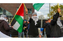 Veel ME aanwezig bij pro-Palestina-demonstratie rond AZ-stadion in Alkmaar
