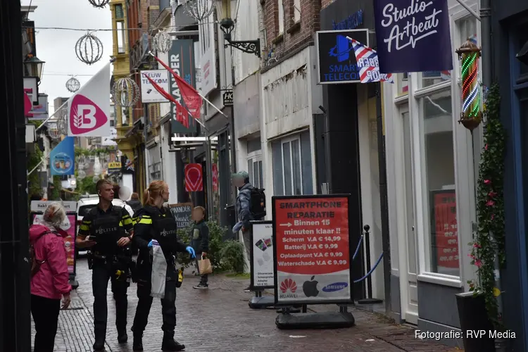 Telecomwinkel in centrum Alkmaar overvallen: politie zoekt verdachte