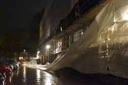 Doeken waaien los van steiger door storm in Alkmaar