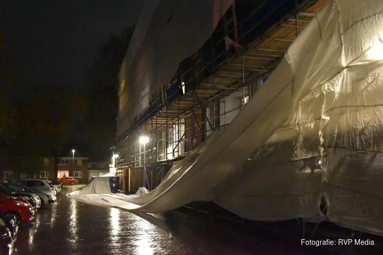 Doeken waaien los van steiger door storm in Alkmaar