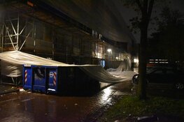 Doeken waaien los van steiger door storm in Alkmaar