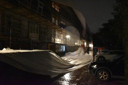 Doeken waaien los van steiger door storm in Alkmaar