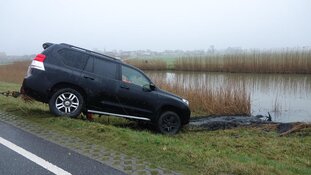 Auto rijdt te water bij Ursem