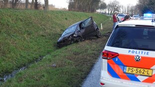 Modder op de weg, auto in de greppel